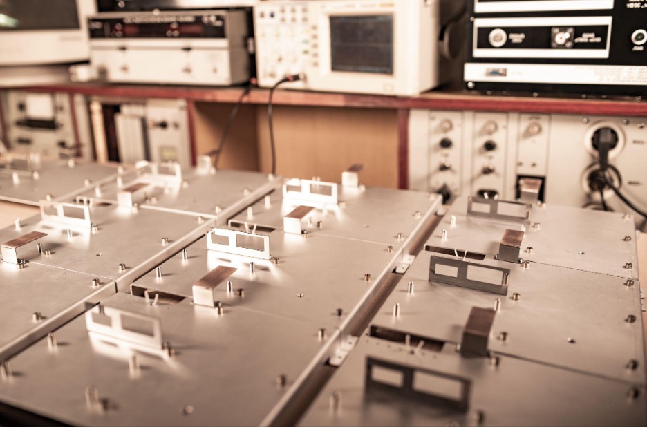 Bench test setup with directional couplers integrated for RF signal sampling and monitoring