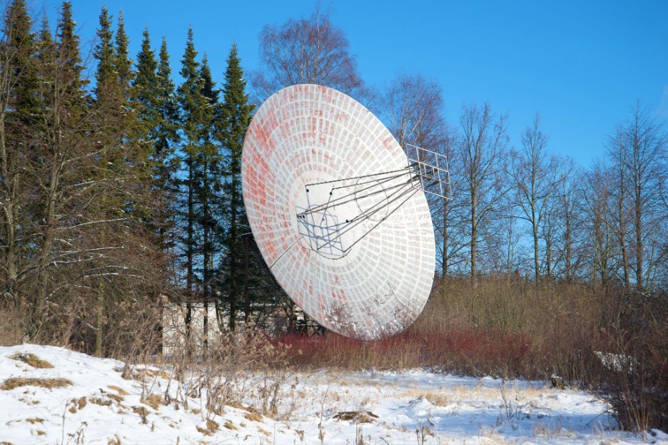 Ground-based dish antenna with central RF feed assembly for microwave signal reception and transmission